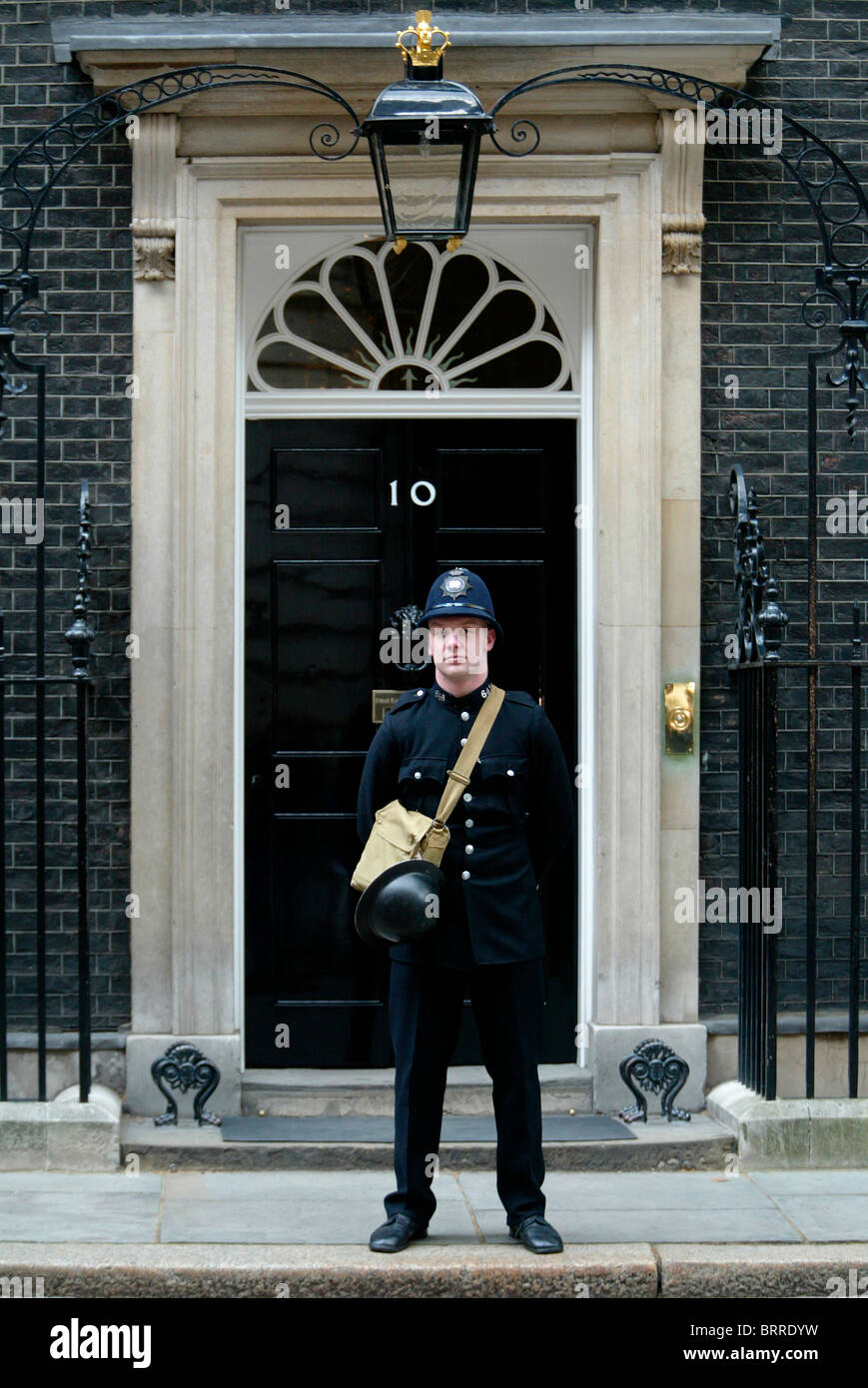 Un attore vestito come un 1940's poliziotto sorge fuori dieci di Downing Street, Londra. Foto di James Boardman Foto Stock