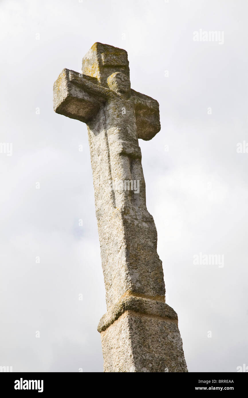 Pietra sorridente Gesù sulla croce nel villaggio francese Montrol Senard Foto Stock
