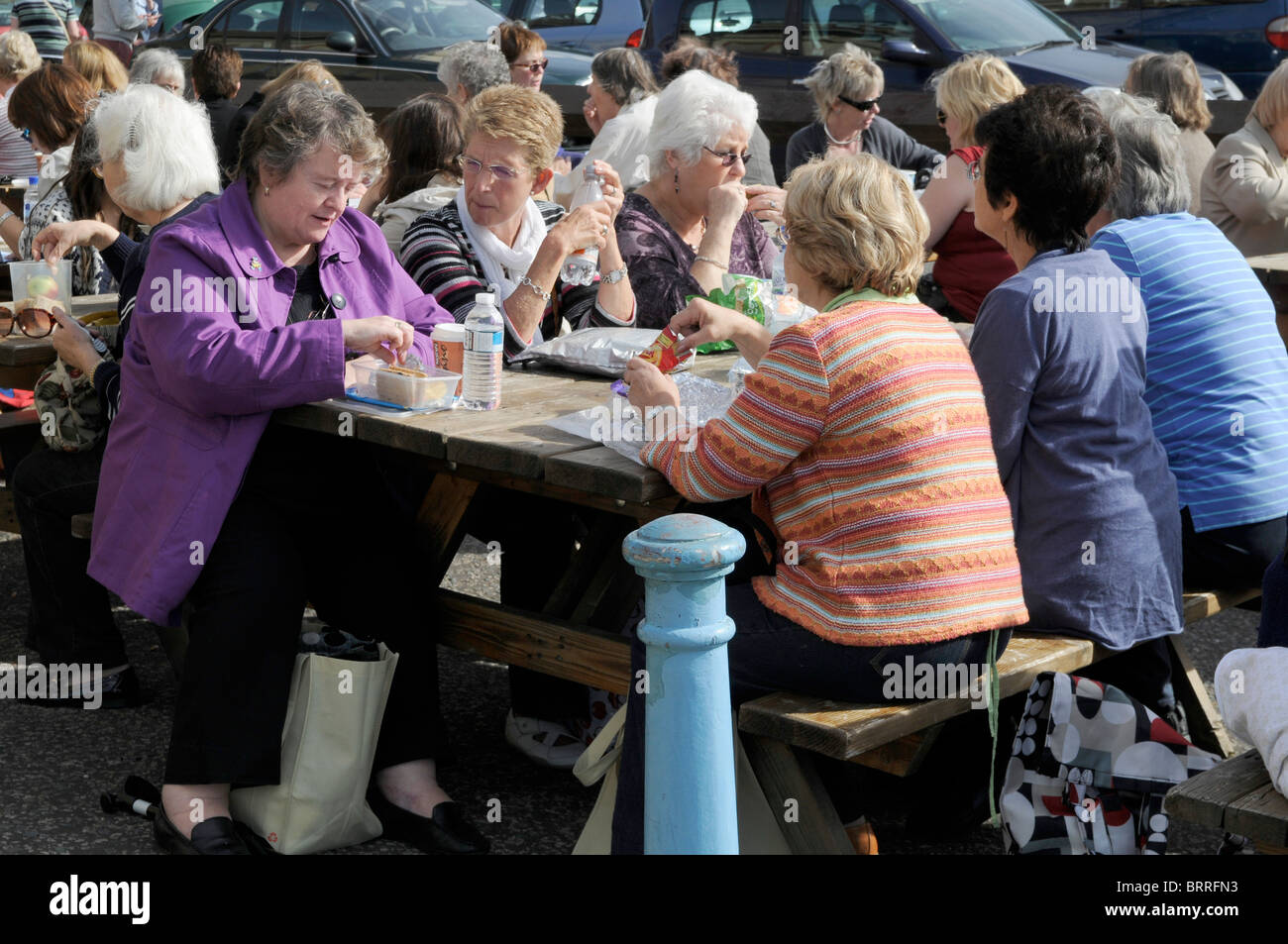 Le donne anziane di pranzare in una gita AL FESTIVAL DI ARTIGIANATO IN INGHILTERRA Foto Stock