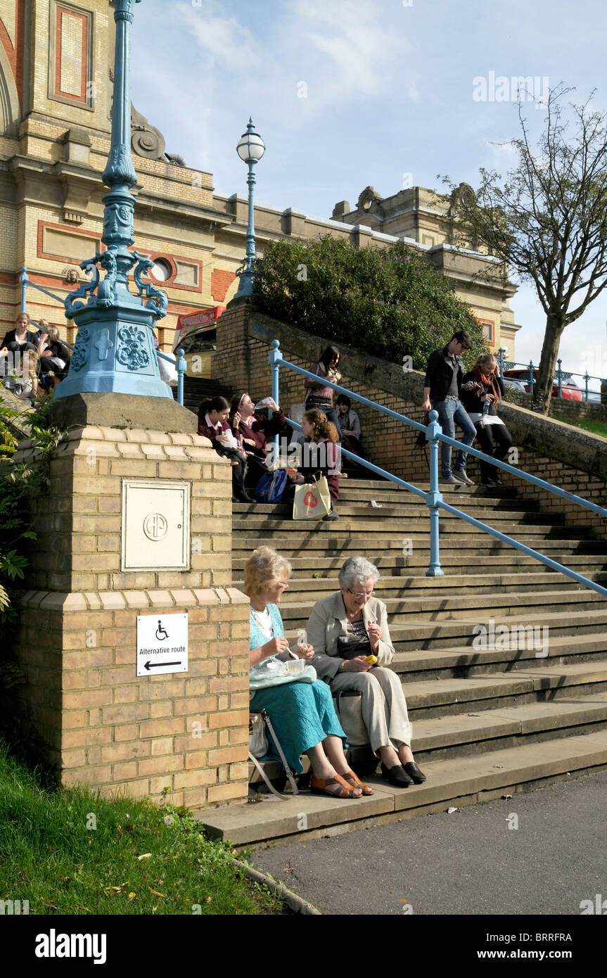 Le donne anziane di pranzare in una gita AL FESTIVAL DI ARTIGIANATO IN INGHILTERRA Foto Stock