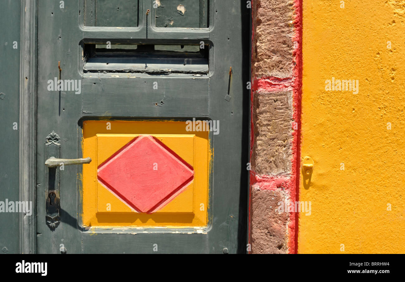 Vivacemente colorato verniciato testurizzato e dettagli architettonici di case sull'isola greca di Santorini Foto Stock