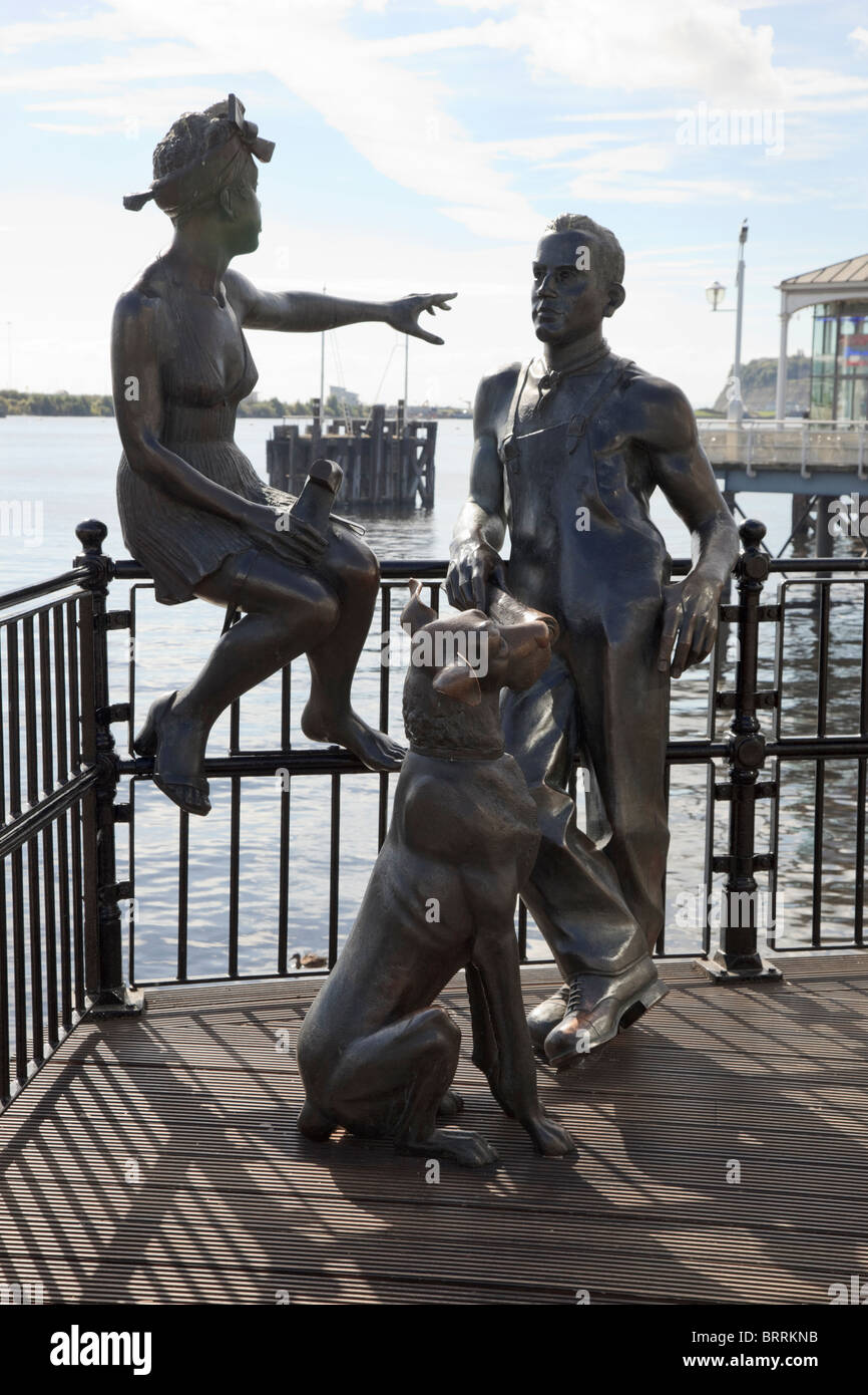 Il Mermaid Quay, Cardiff Bay, Glamorgan, South Wales, Regno Unito. "People Like Us" scultura in bronzo di Giovanni Clinch sul lungomare Foto Stock