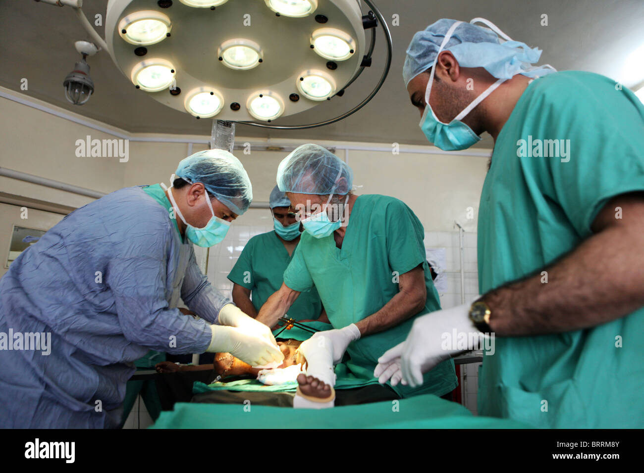 Chirurghi al lavoro in Afghanistan Foto Stock