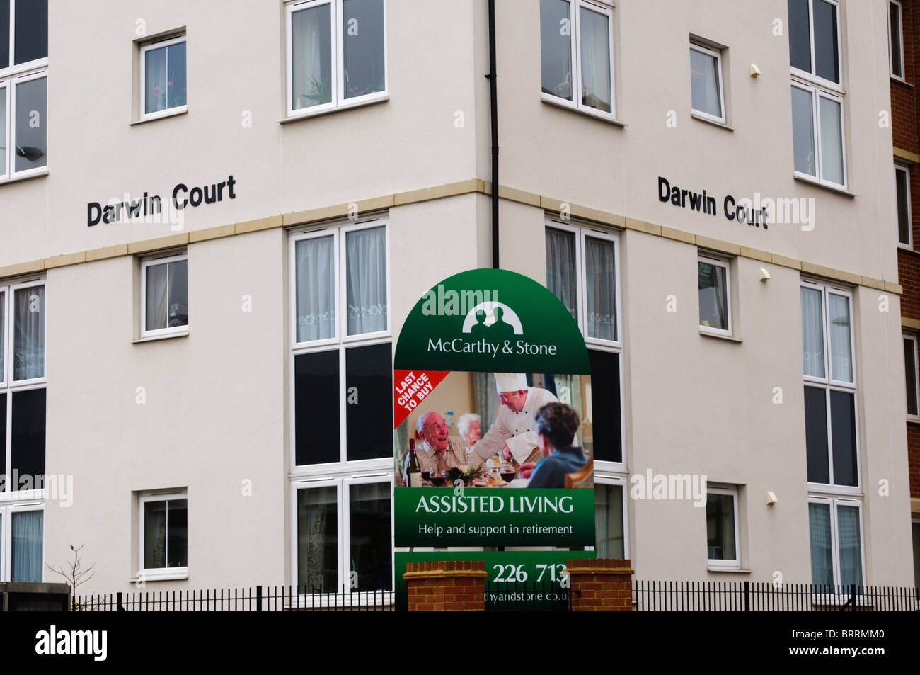 Un blocco di McCarthy & Stone Assisted Living pensione appartamenti sul mare a Cliftonville vicino a Margate, Kent Foto Stock