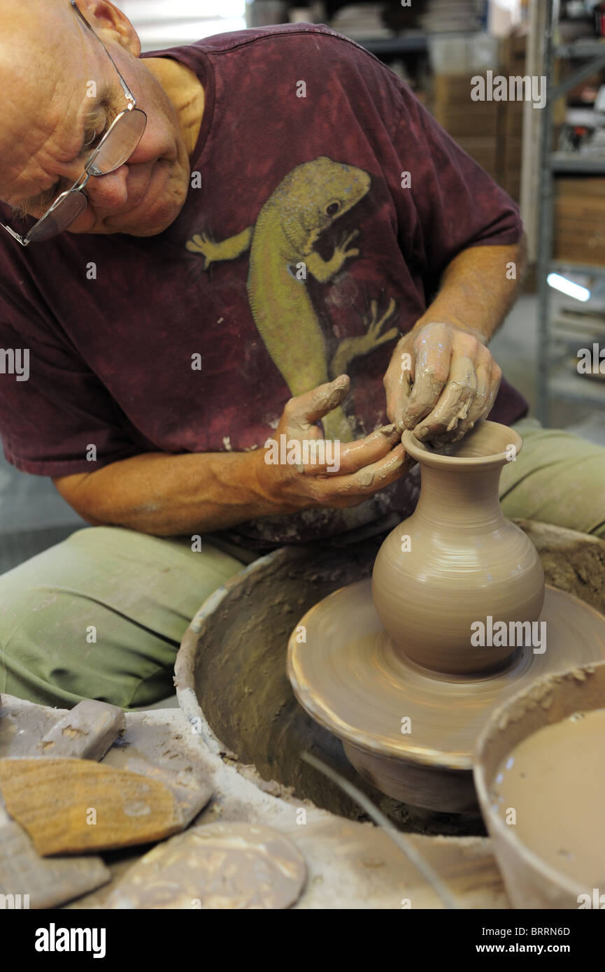 Stati Uniti d'America New York Bloomfield NY Regione dei Laghi Finger - Procedura guidata di argilla - Jim Kozlowski utilizza un potters ruota per effettuare un vaso di creta Foto Stock