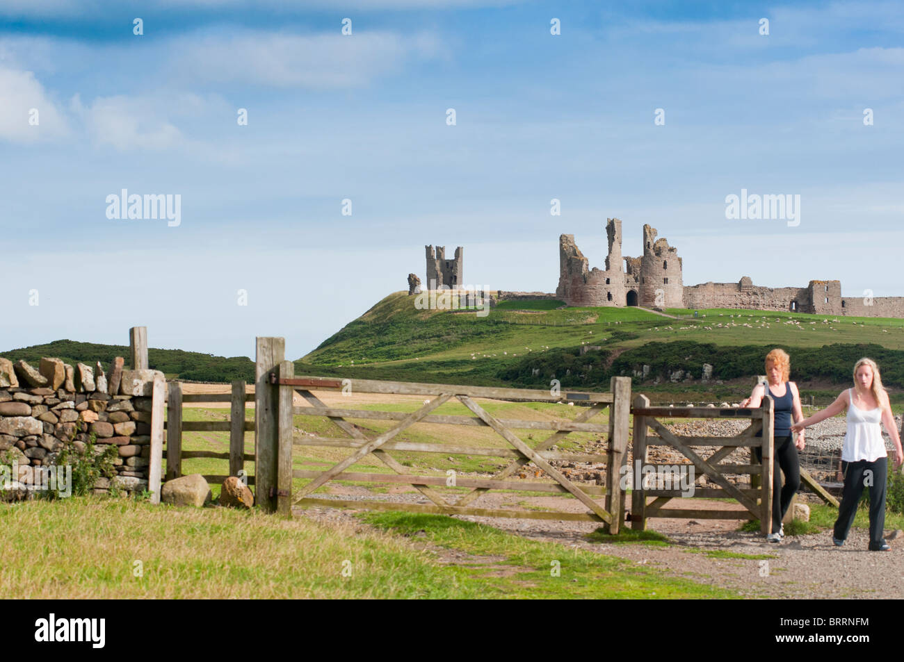 Dunstanburgh rovine del castello, Northumberland, Regno Unito Foto Stock