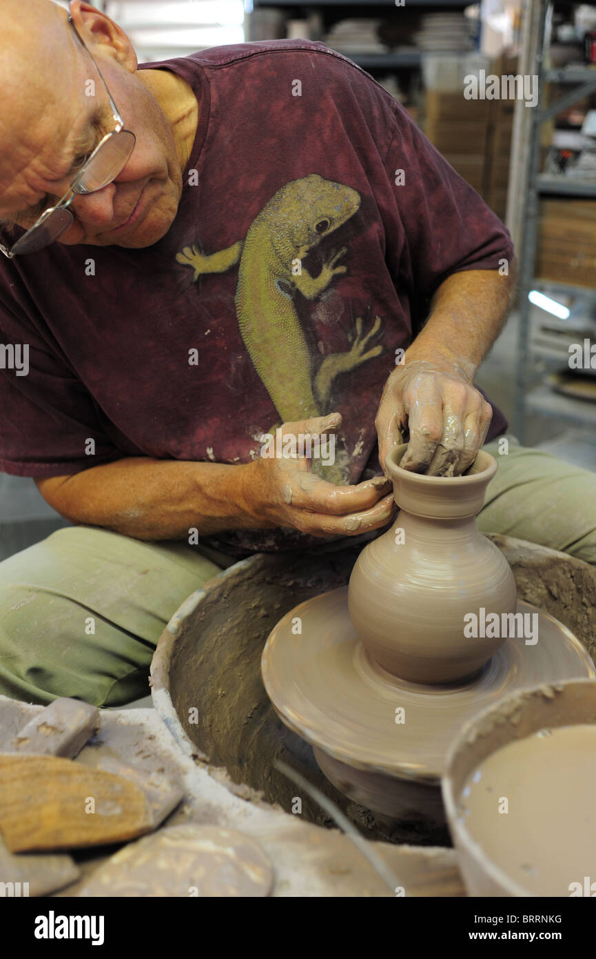 Stati Uniti d'America New York Bloomfield NY Regione dei Laghi Finger - Procedura guidata di argilla - Jim Kozlowski utilizza un potters ruota per effettuare un vaso di creta Foto Stock