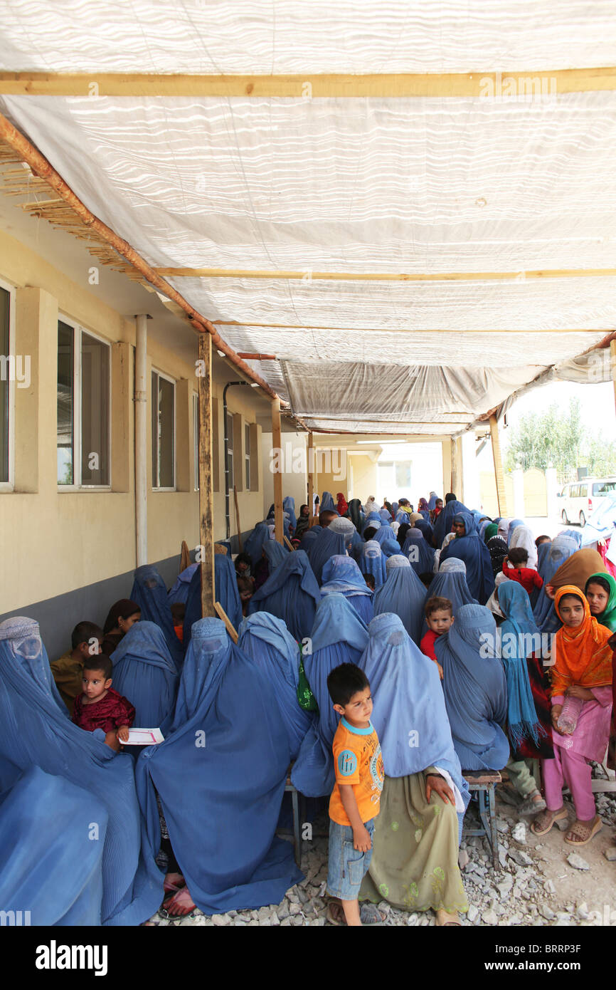 Le donne afghane in un ospedale in sala d'attesa Foto Stock