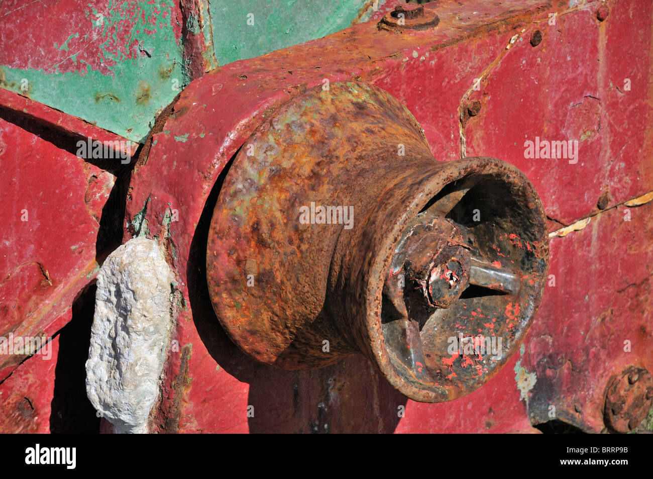 Rusty attrezzi da pesca, Loctudy, Briattany, Francia Foto Stock