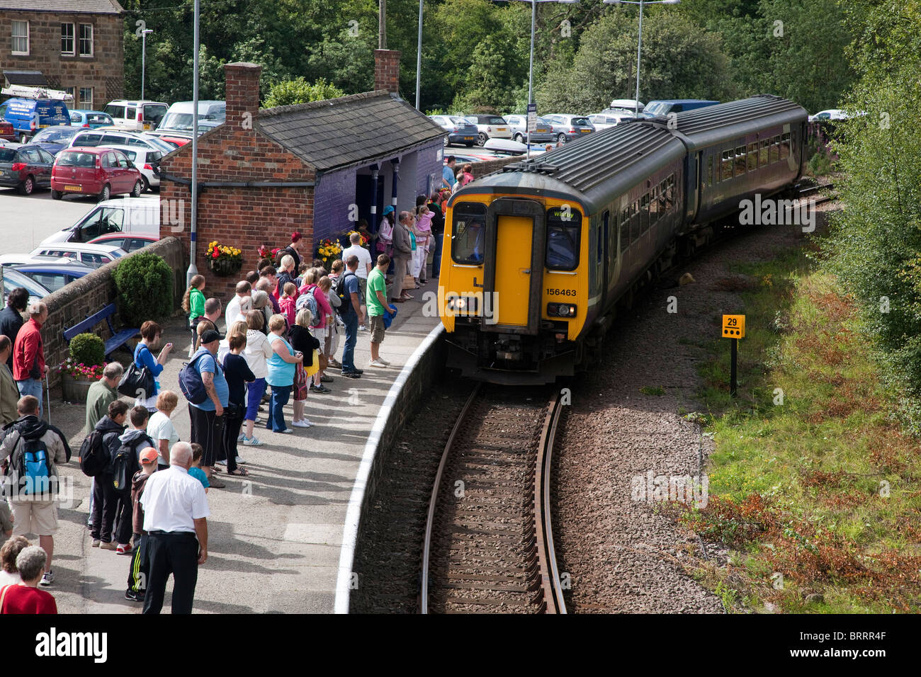 Locali Nord train prelevare i passeggeri a Grosmont sul Middlesbrough per linea di Whitby Foto Stock