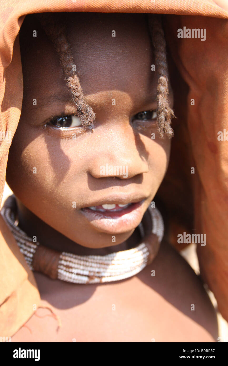 Popolo Himba nella remota regione Opuwo di Namibia Foto Stock