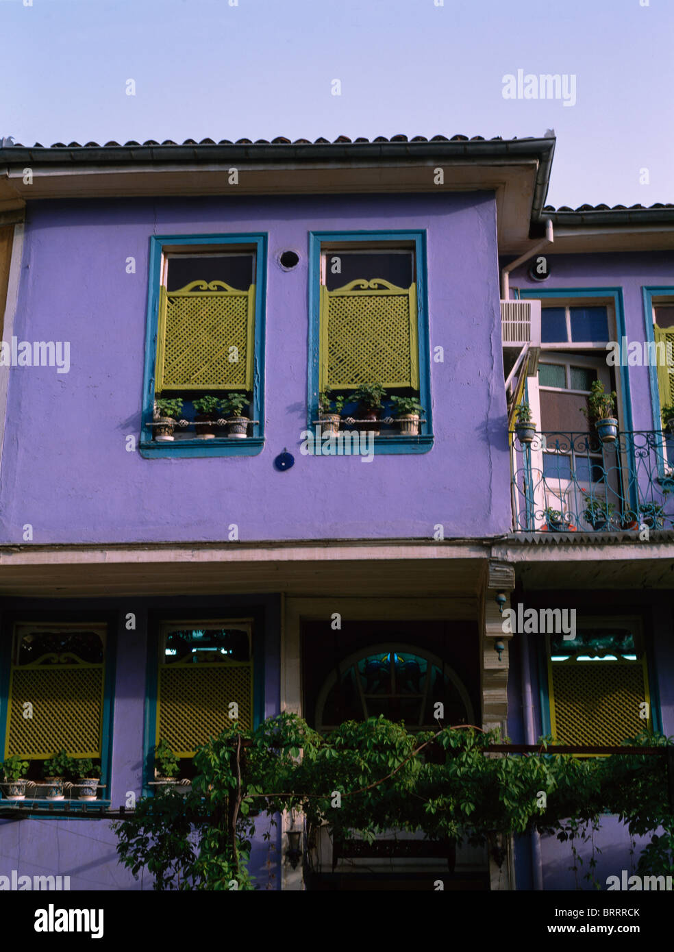 Traforature persiane alle finestre del tradizionale turco viola townhouse Foto Stock