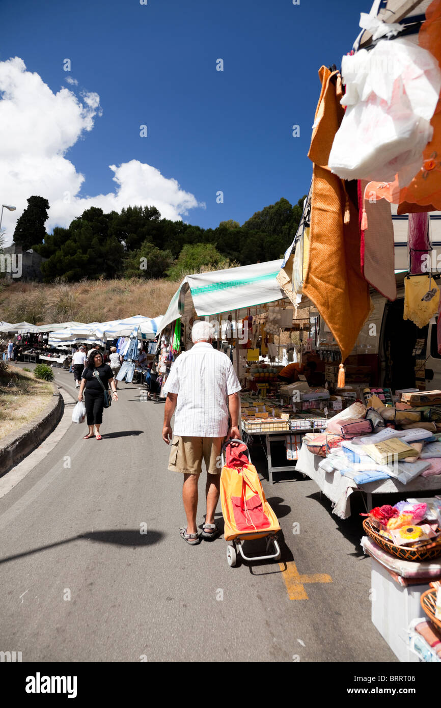 L'Italiano mercato mattutino riempita con tante bancarelle sulla strada. Foto Stock