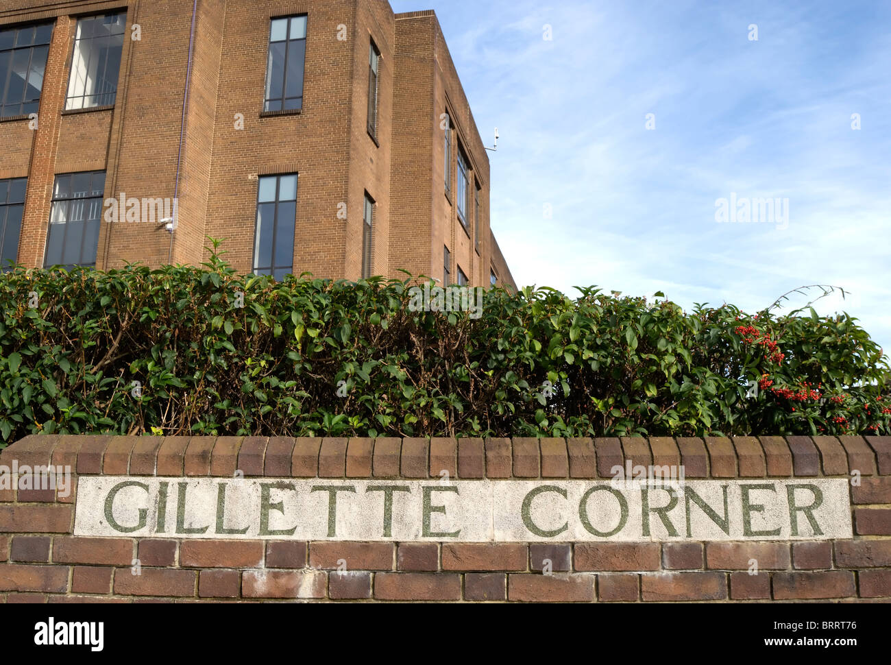 Segno per Gillette Corner, nominato per l'adiacente ex fabbrica di Gillette, West London, England, con gillette visibile della torre Foto Stock