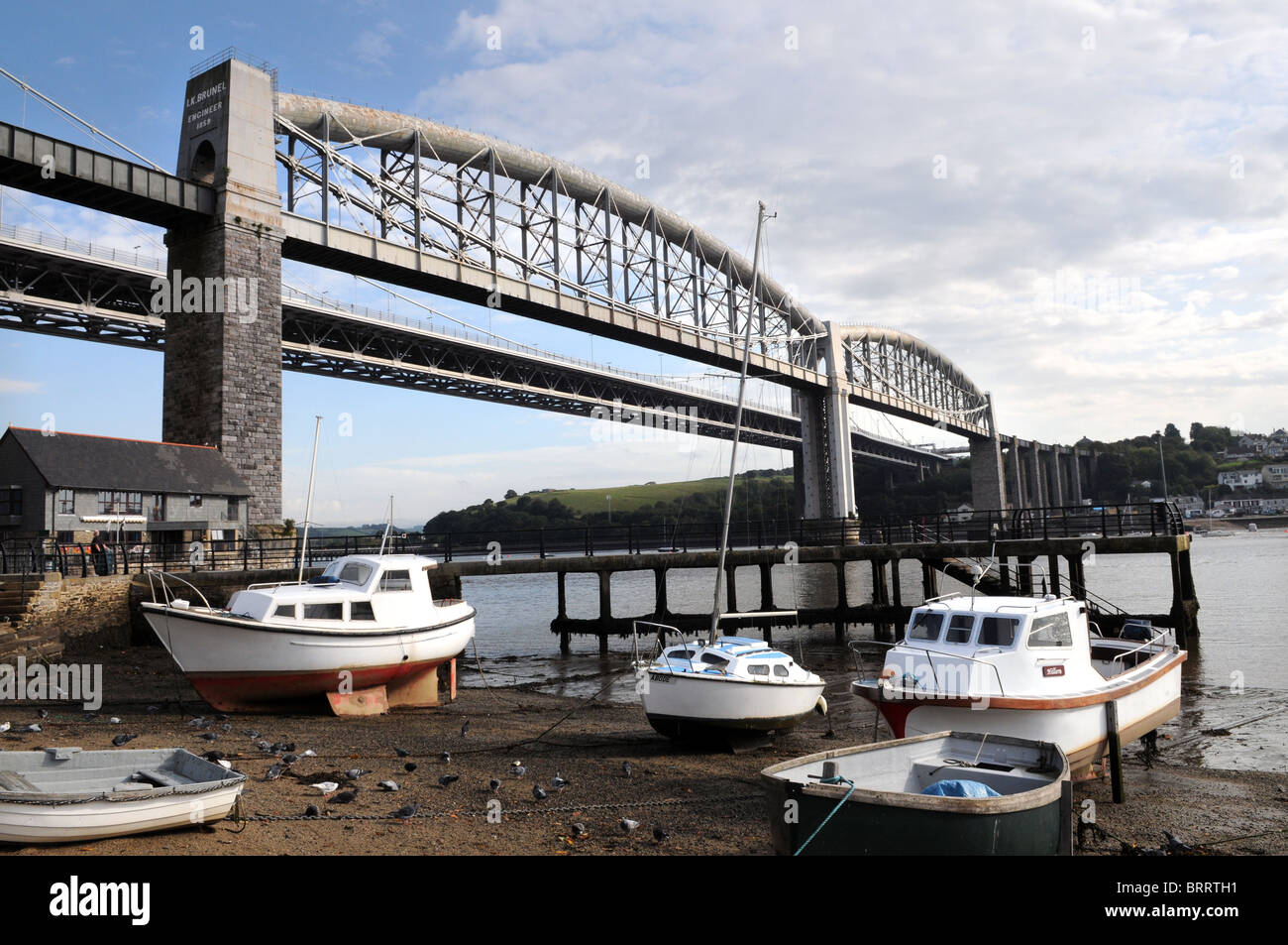 Ponti sul fiume Tamar guardando dalla Cornovaglia nel Devon.il ponte ferroviario è stato costruito mediante I K Brunel e aperto nel 1859 Foto Stock