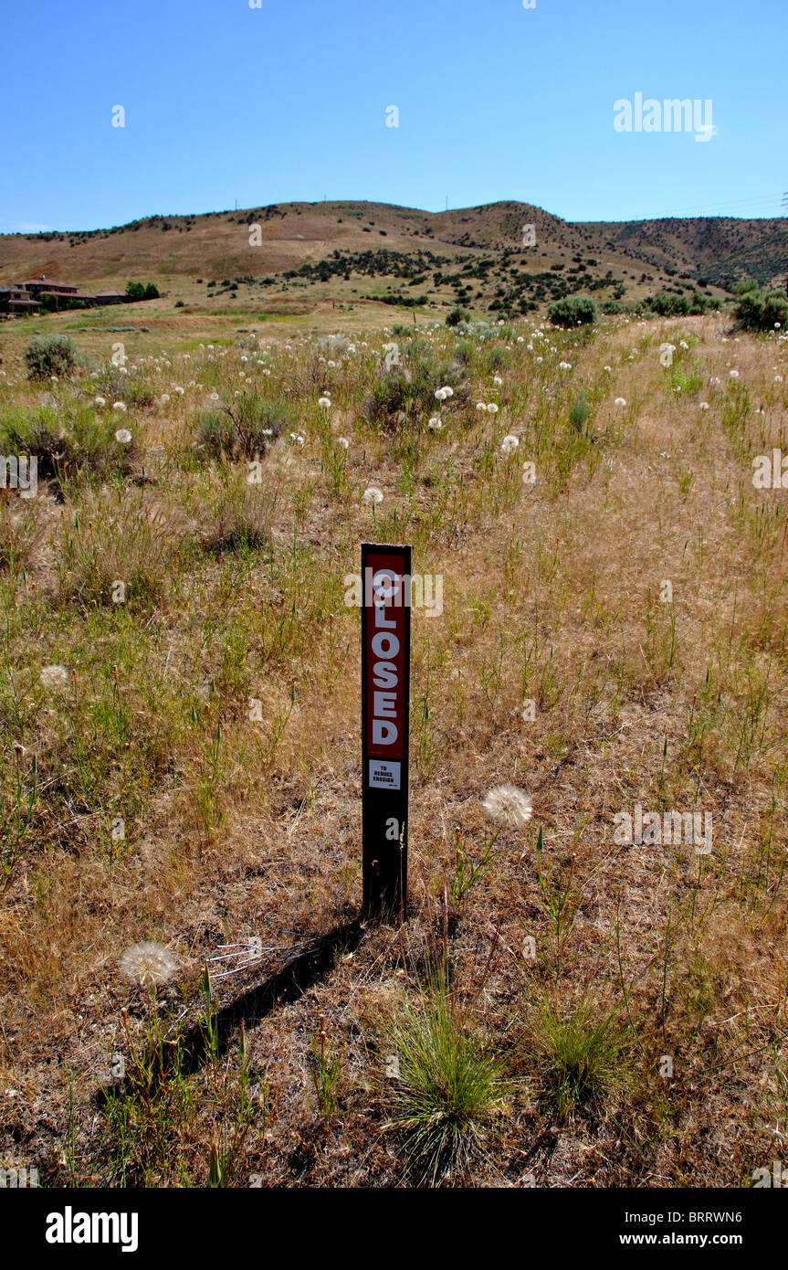 Un segno che denota un sentiero che è chiuso al traffico a piedi per scopi di restauro, Table Rock Butte Boise pedemontana, Boise, Idaho Foto Stock