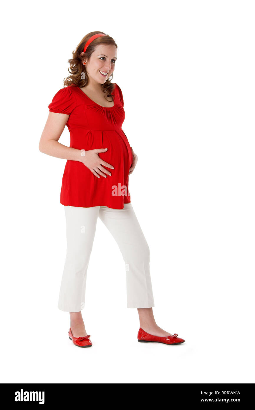 Bella donna incinta su bianco godendo questo momento meraviglioso Foto Stock