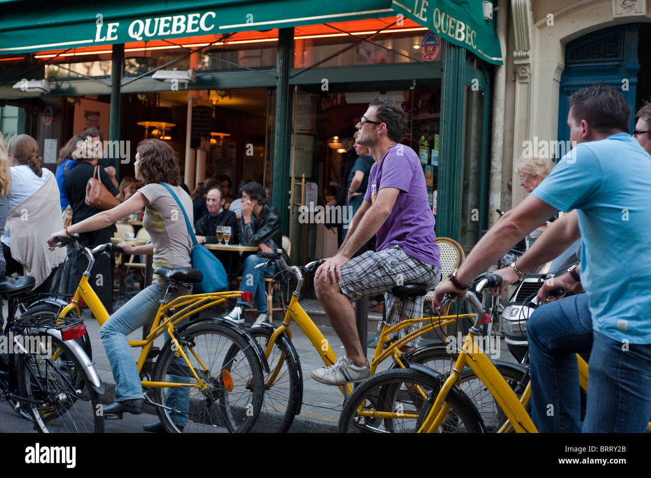 Parigi, Francia, gruppo di turisti adulti che visitano Parigi in bicicletta, bicicletta, quartiere di Saint Germain des Pres, scena di strada, mobilità urbana, bicicletta di parigi Foto Stock