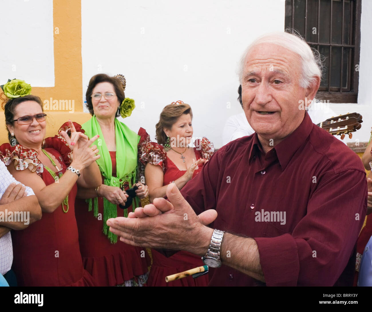 Uomo spagnolo e Rocio coro cantando al Festival della mandorla, Almogia village, provincia di Malaga, Malaga, Spagna. Foto Stock