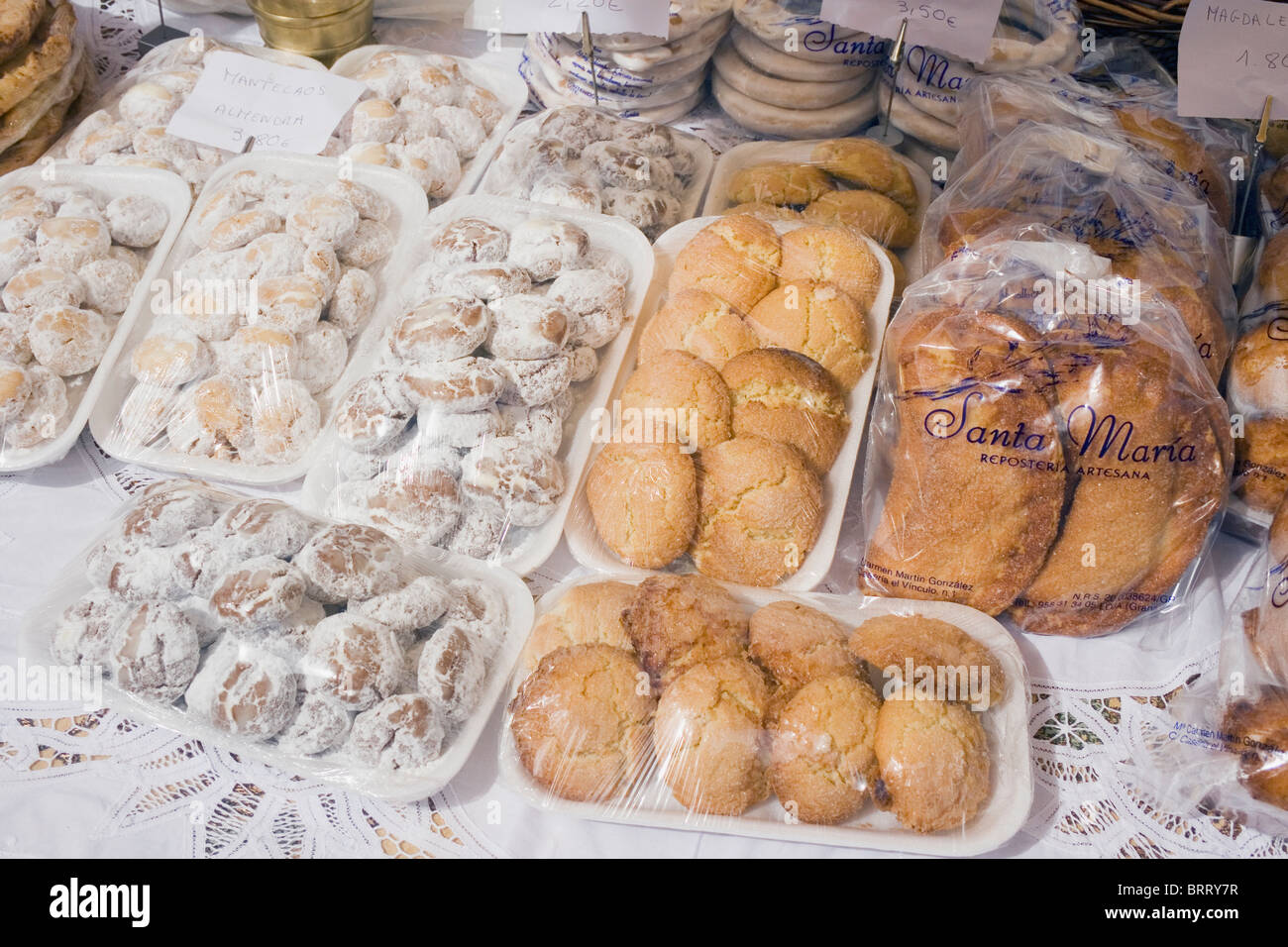 Tipico di mandorla spagnola torte e pasticcini in vendita Almogia Malaga Spagna Foto Stock