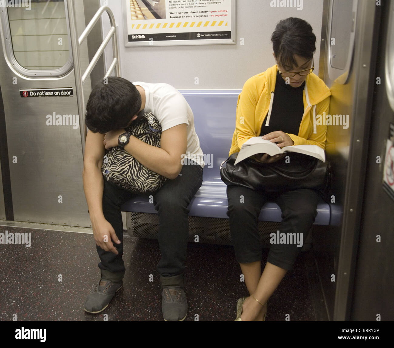 Gli studenti in sella a una New York City metropolitana treno sul loro modo di scuola di mattina. Foto Stock