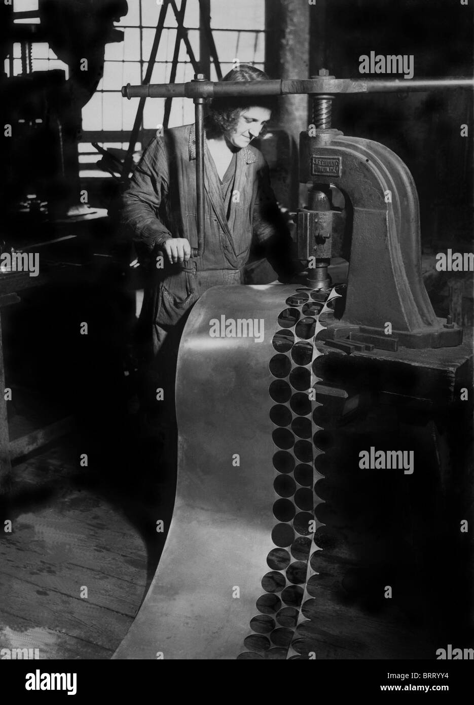 Donna in corrispondenza di un banco da lavoro, fotografia storica, intorno al 1940 Foto Stock