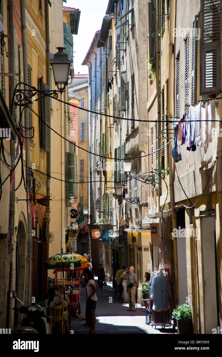 Strada stretta nella città vecchia di Nizza, Francia Foto Stock