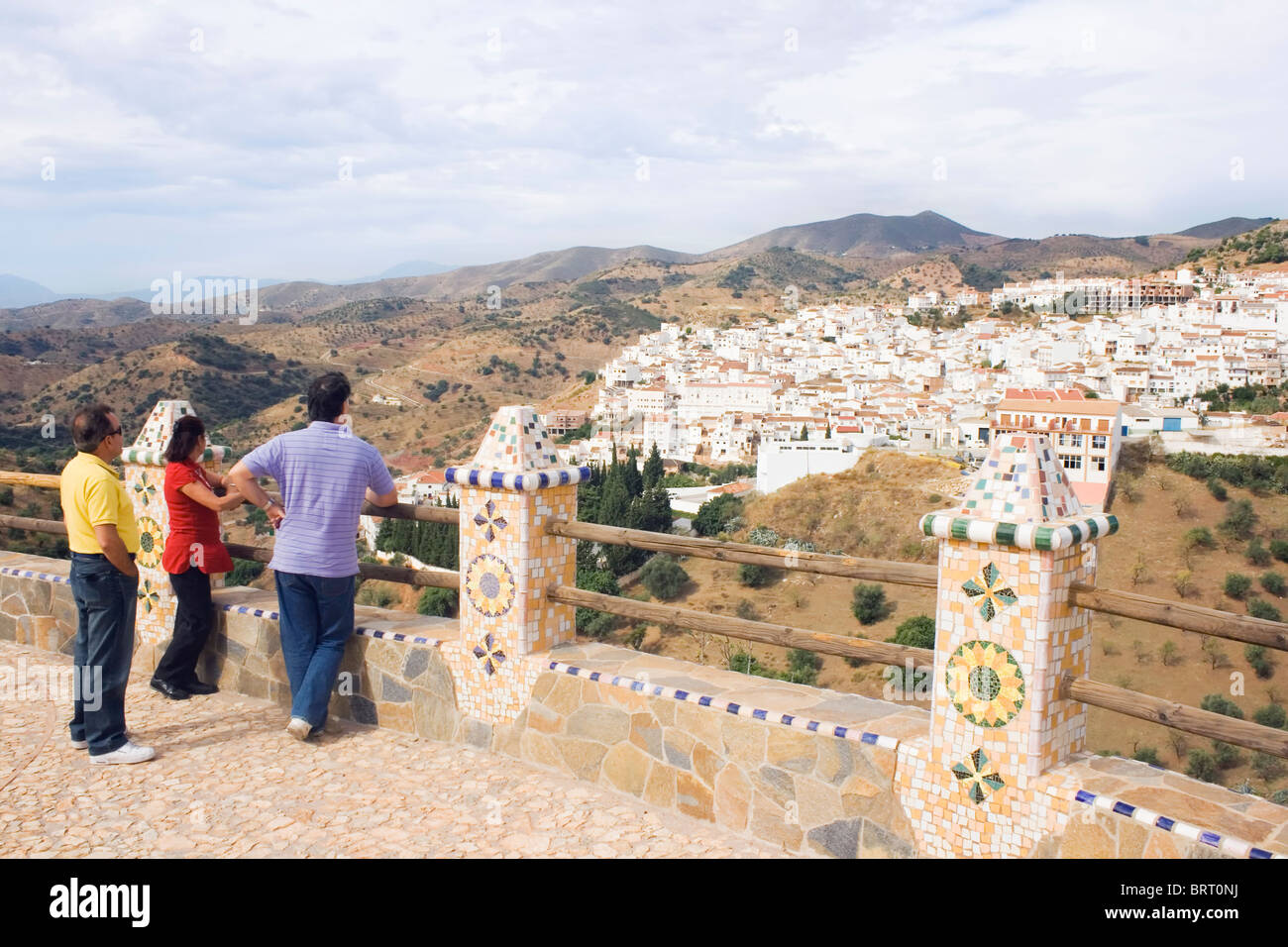 Turisti che si godono la vista della montagna bianca villaggio di Almogia, provincia di Malaga, Spagna dal punto di vedetta. Foto Stock