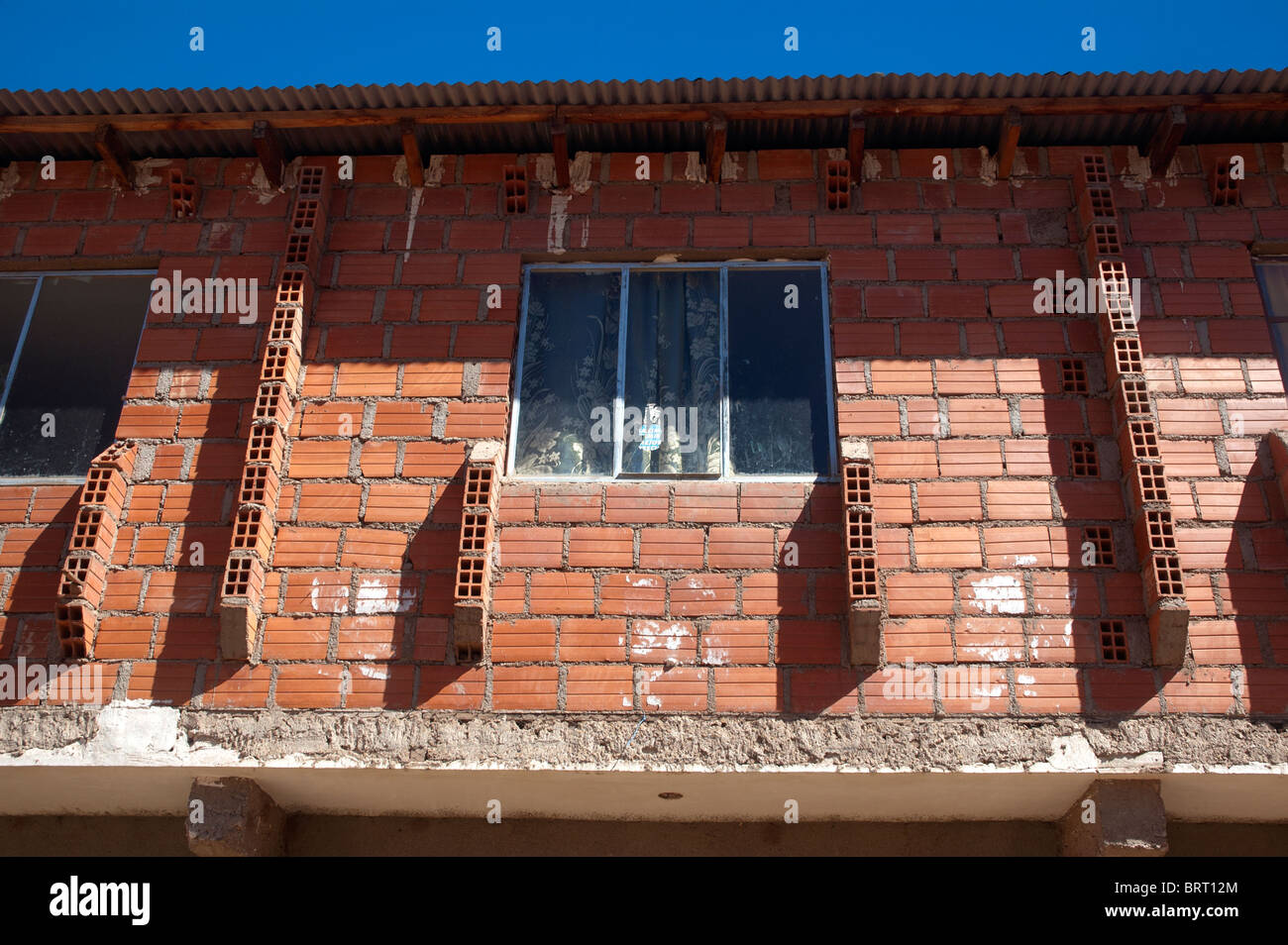 Incompiuta una casa di mattoni nella città di Tiwanaku, Bolivia. Foto Stock