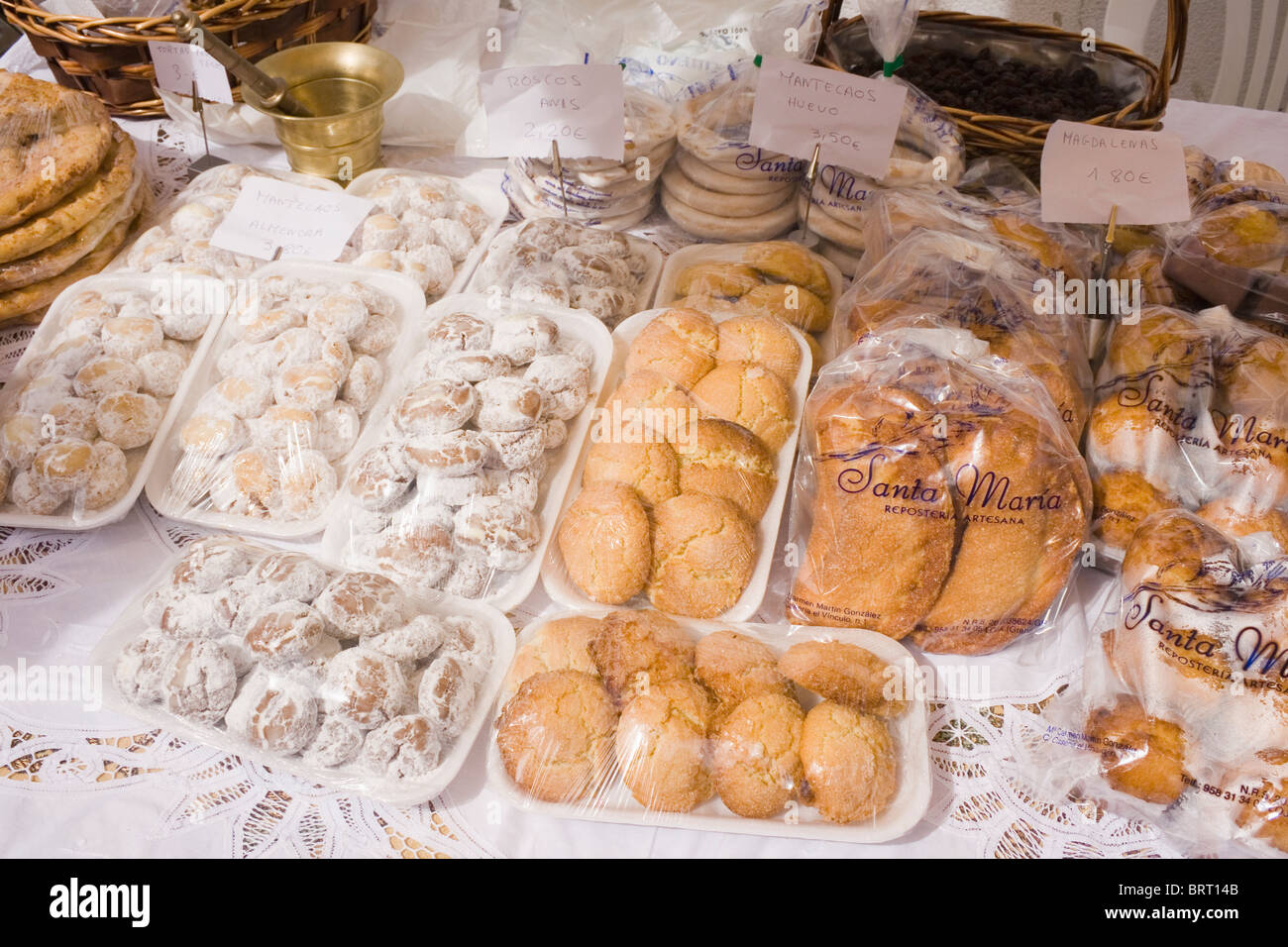 Tipico di mandorla spagnola torte e pasticcini in vendita Almogia Malaga Spagna Foto Stock