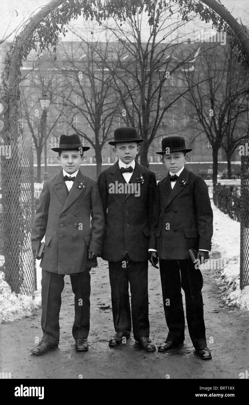 Tre ragazzi indossando tute, fotografia storica, circa 1918 Foto Stock