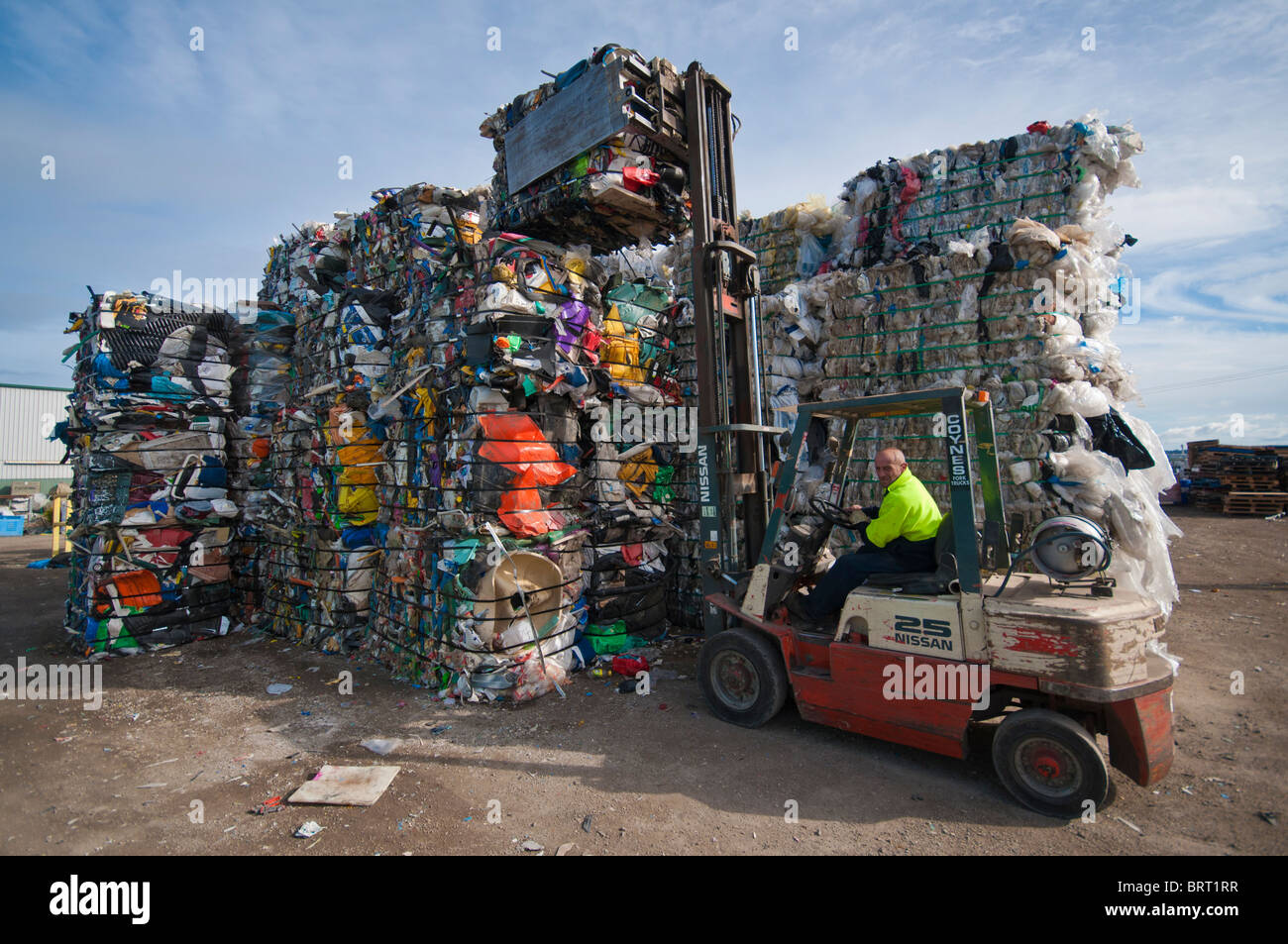 Impilamento di una tonnellata di balle di plastica con un carrello elevatore a forche in corrispondenza di un riciclaggio di materie plastiche stabilimento di Geelong Australia Foto Stock