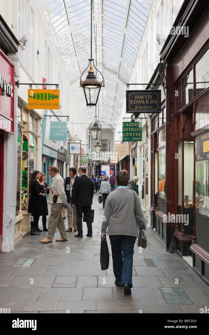 Gli amanti dello shopping in vetro ricoperto di Victorian shopping arcade. Royal Arcade, Cardiff Caerdydd), Glamorgan, South Wales, Regno Unito, Gran Bretagna. Foto Stock