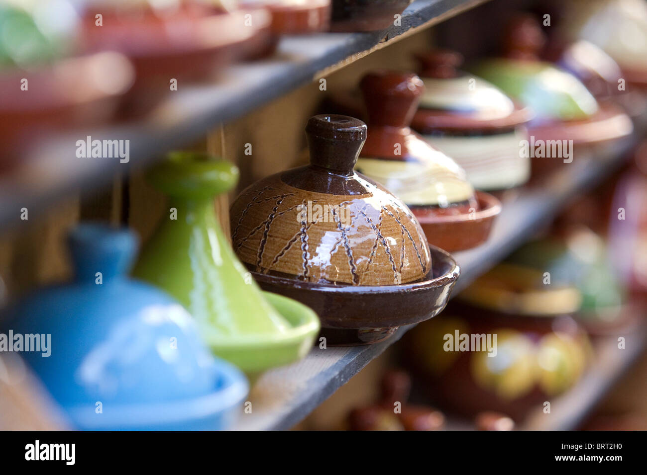 Gli ingredienti di base di una tagine sul display per la vendita,Medina di Fez, Marocco Foto Stock