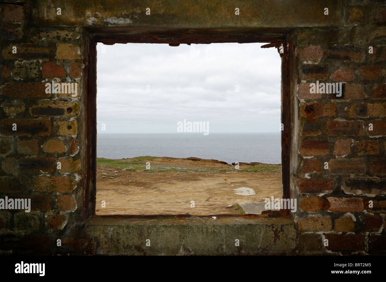 Vista da un tempo di guerra lookout post a Yesnaby, isole Orcadi, Scozia Foto Stock