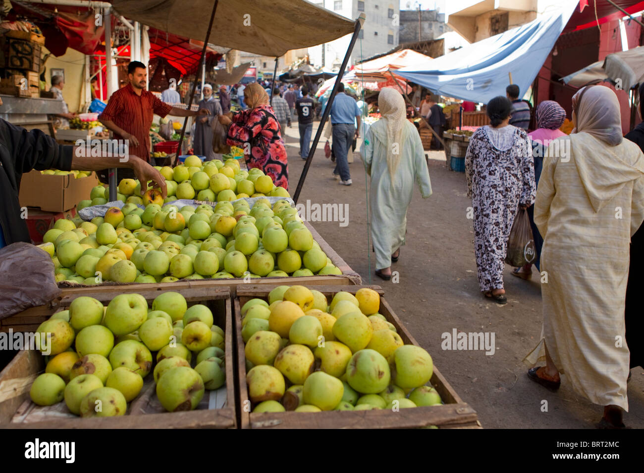 Pressione di stallo di frutta in un marocchino street;Fez Medina; Foto Stock