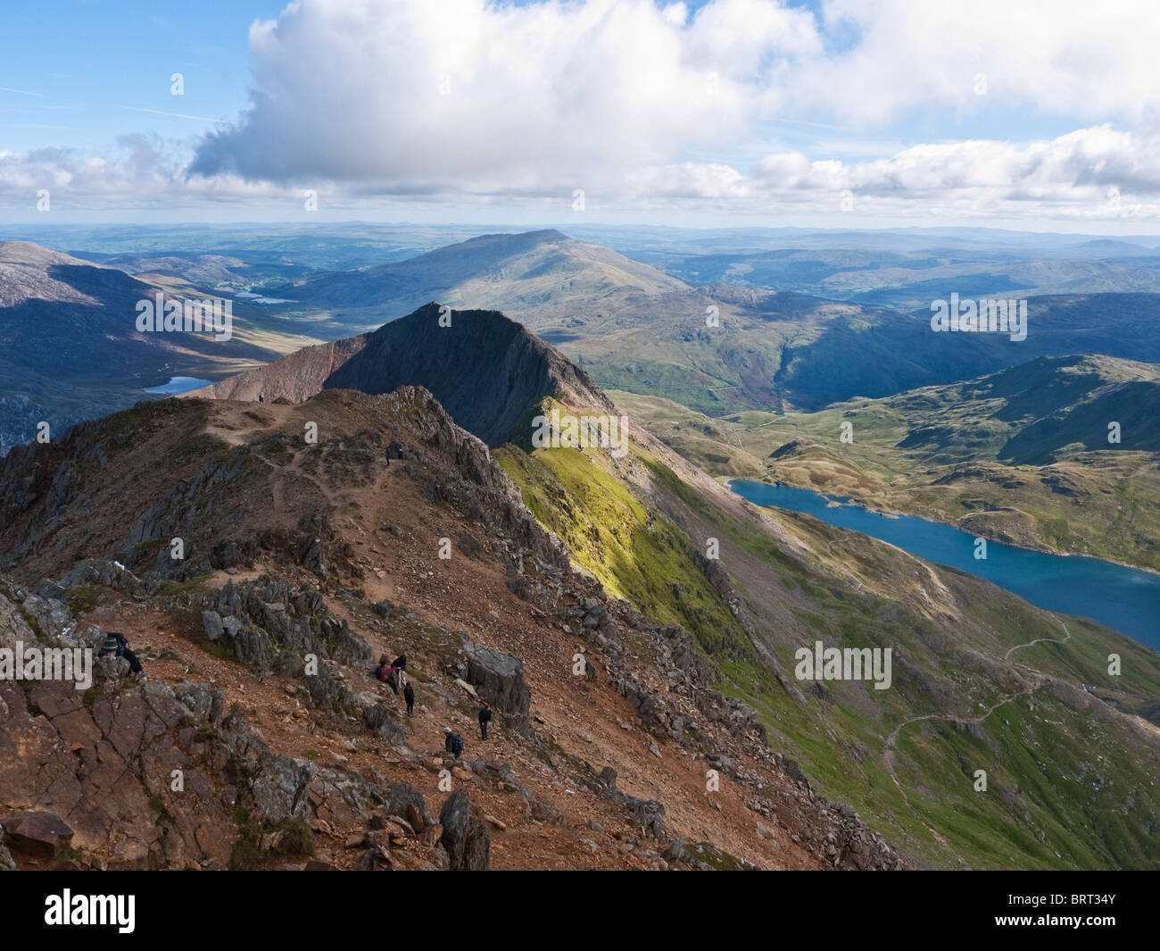 Il crinale stretto crinale del Presepe Goch, portando alla red ghiaioni di Carnedd Ugain sul Snowdon massiccio. Foto Stock