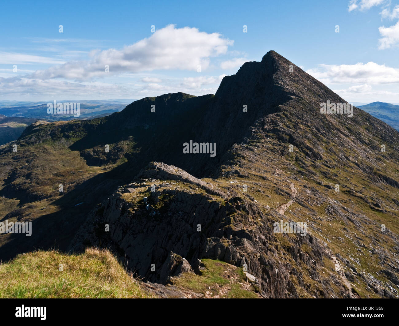 Il picco di Y Lliwedd, si vede attraverso Bwlch Y Saethau da Snowdon - parte del famoso Snowdon Horseshoe a piedi. Foto Stock