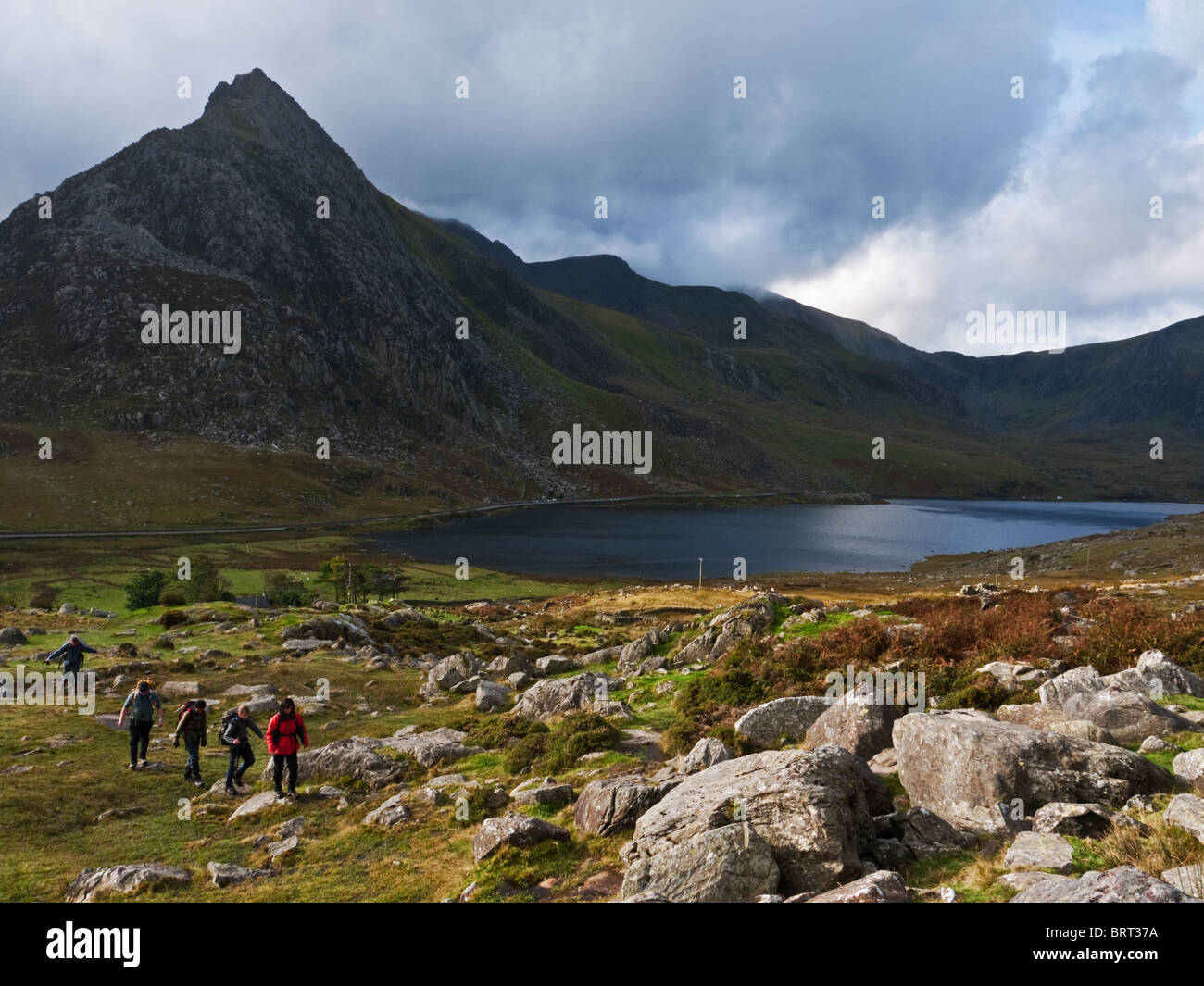 Snowdonia: Tryfan e il Glyders salire oltre Llyn Ogwen. Foto scattata da fianchi di Pen yr Wen Ole Foto Stock