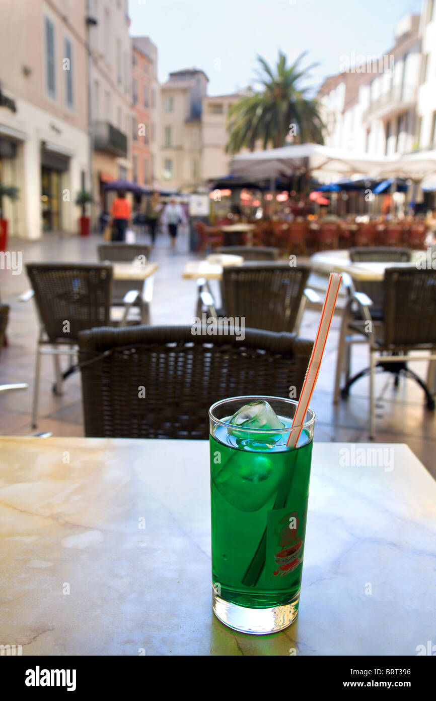 Cool drink presso la Place du Marché, Nimes, Francia Foto Stock