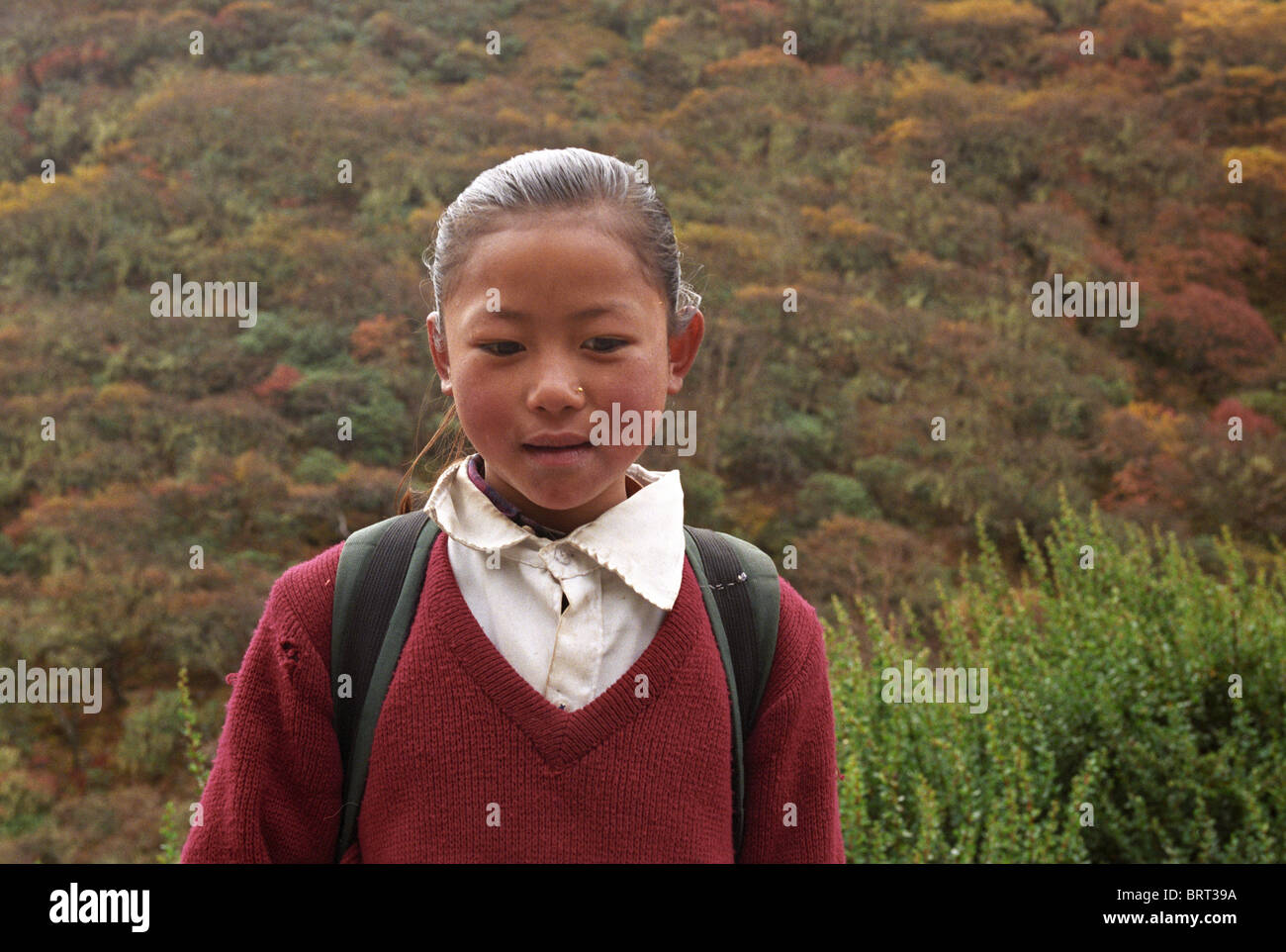 Una ragazza locale sul suo modo di scuola, Nepal Foto Stock