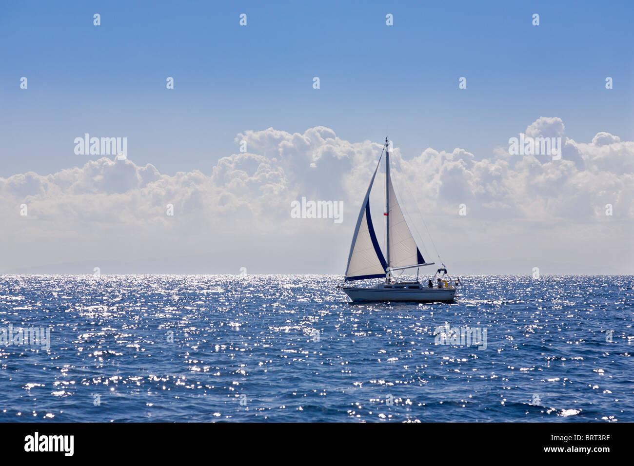 Yacht a vela al port tack, off, Paxos grecia Foto Stock