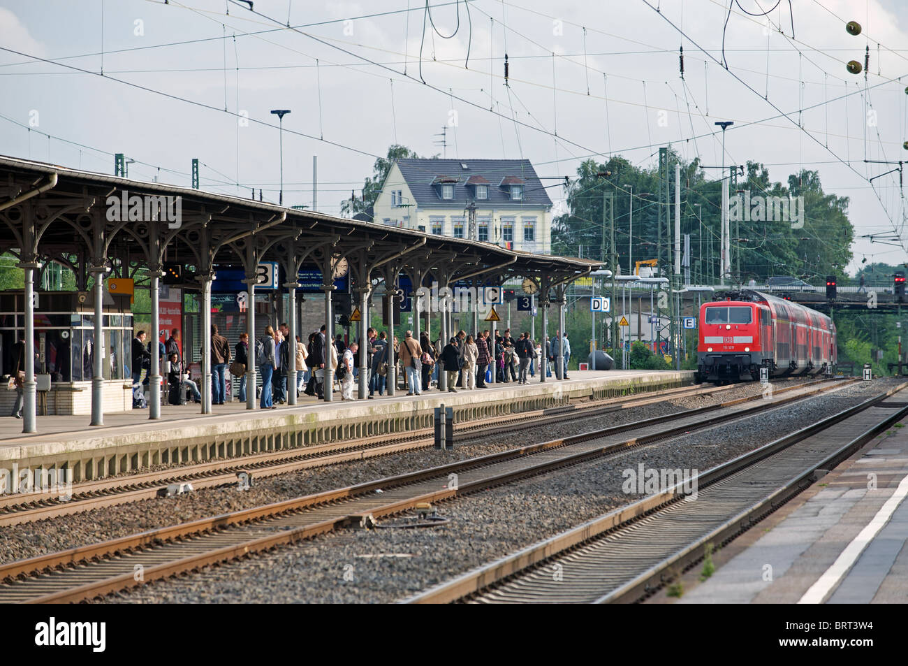 Treni pendolari tirando in Solingen stazione ferroviaria, Germania. Foto Stock