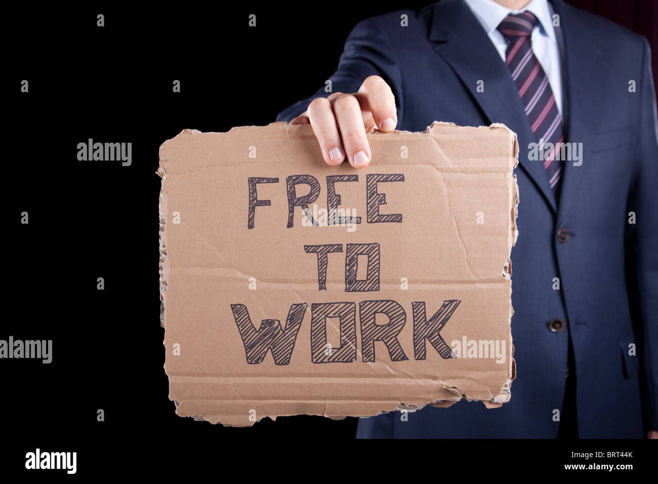 Disoccupati irriconoscibile imprenditore che mostra un messaggio in un cartone che ha bisogno di un lavoro Foto Stock