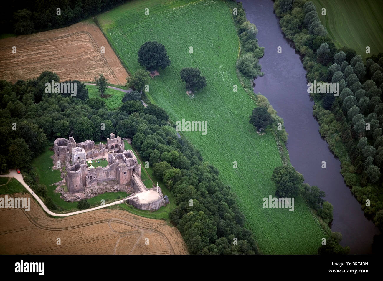 Veduta aerea del castello di Goodrich dal fiume Wye in Herefordshire UK Foto Stock