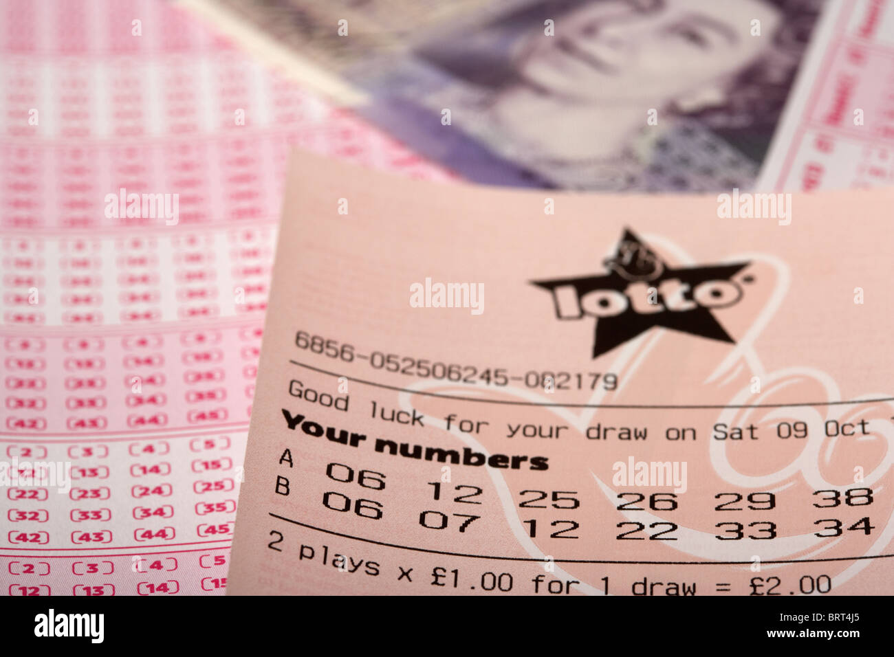 Regno Unito British National lottery ticket lotto con grimaldelli e venti pound nota Foto Stock