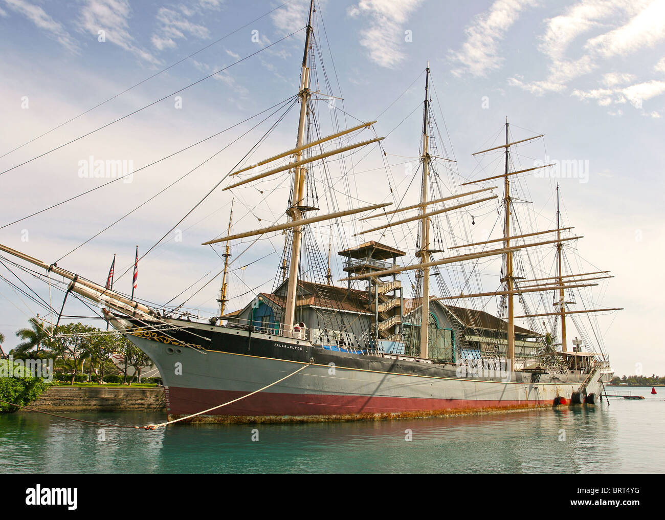 "Cadute di Clyde' scafo in ferro 4 masted completamente truccate nave solo rimanendo sail pilotato petroliera ormeggiato a Honolulu Hawaii.. Navi del 1800s Foto Stock
