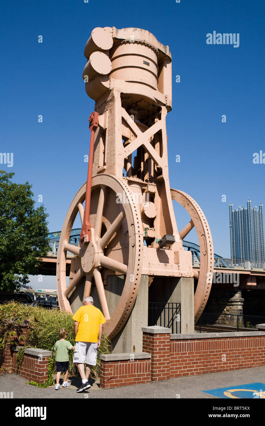 Un motore di soffiaggio, i polmoni di un altoforno sul lungofiume di manufatti industriali di Pittsburgh, Pennsylvania Foto Stock