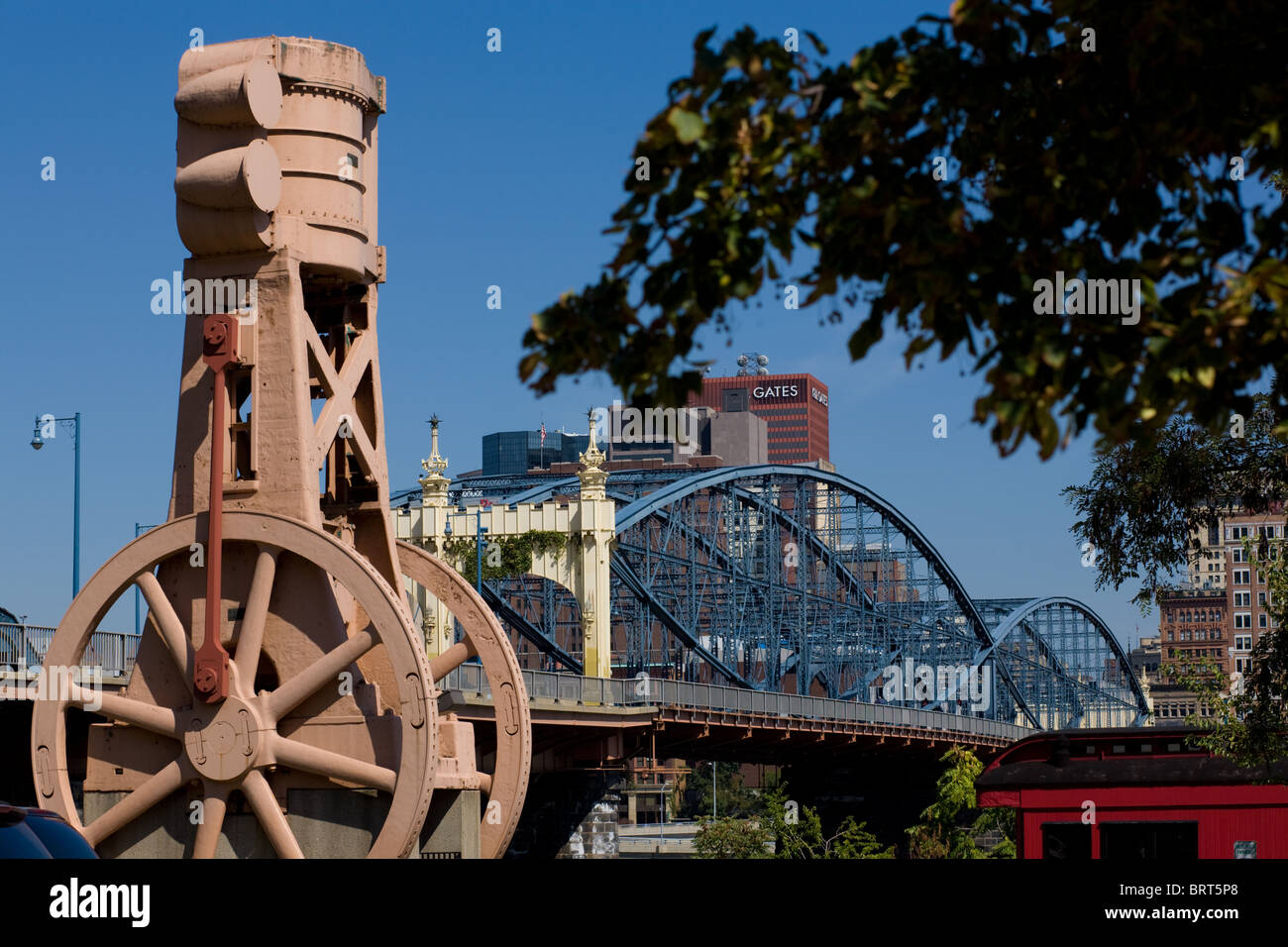Riverwalk di manufatti industriali, Smithfield Street Bridge e alle spalle la città di Pittsburgh, Pennsylvania Foto Stock