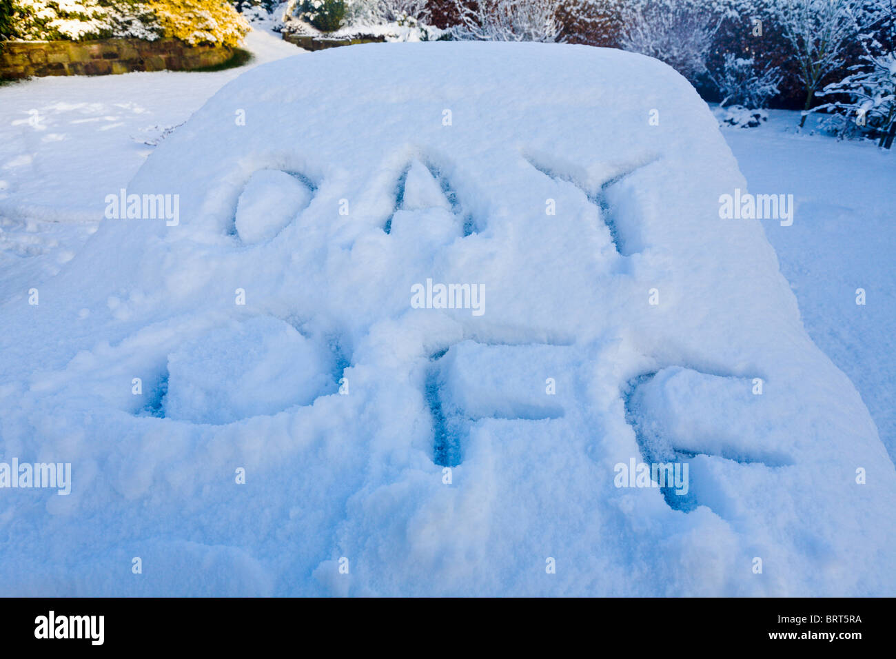 Giornata scritto in neve sulla parte anteriore della vettura, Wirral, Merseyside England Foto Stock